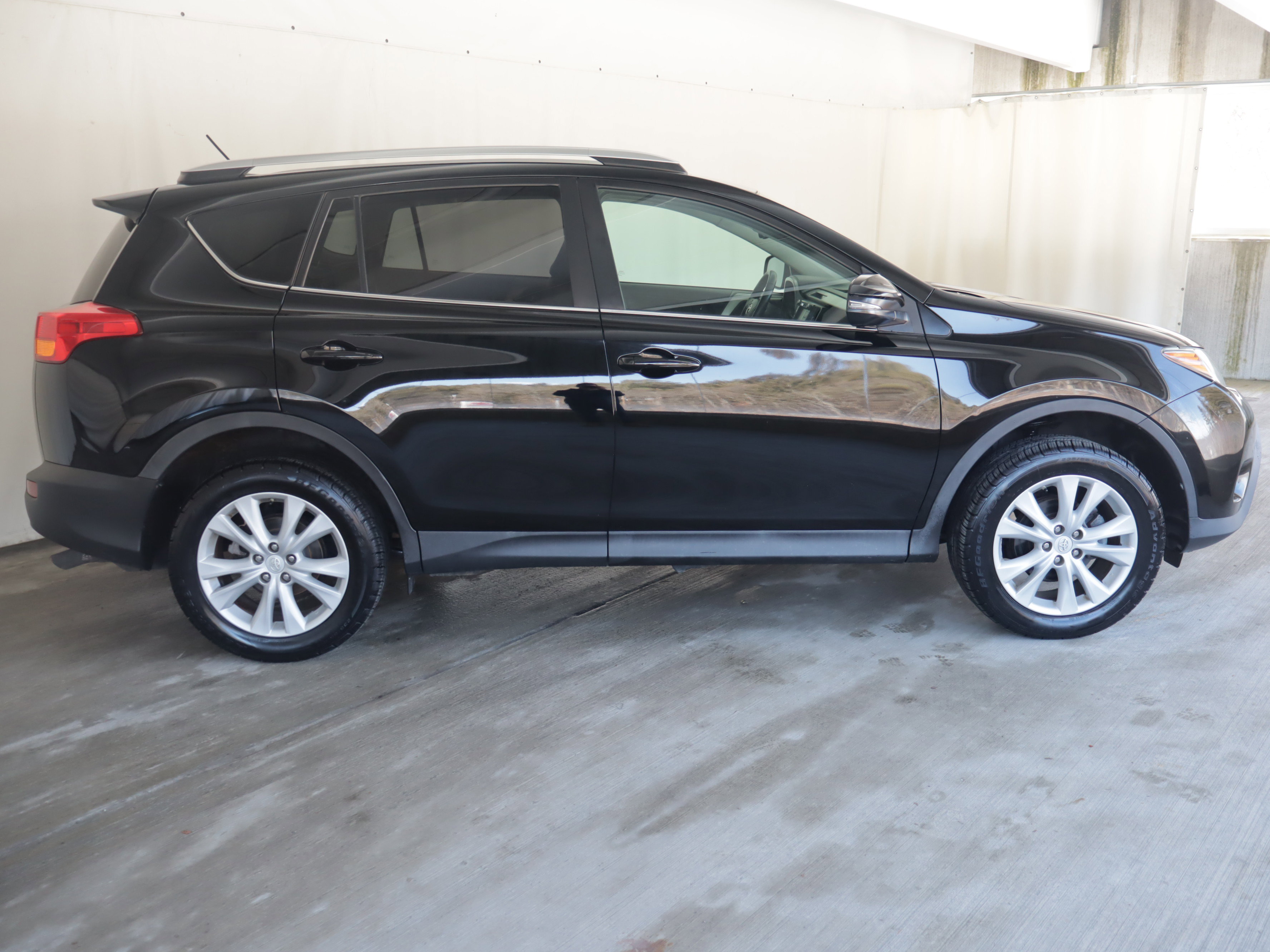 Used 2015 Toyota RAV4 Limited w/ Technology Package image 7