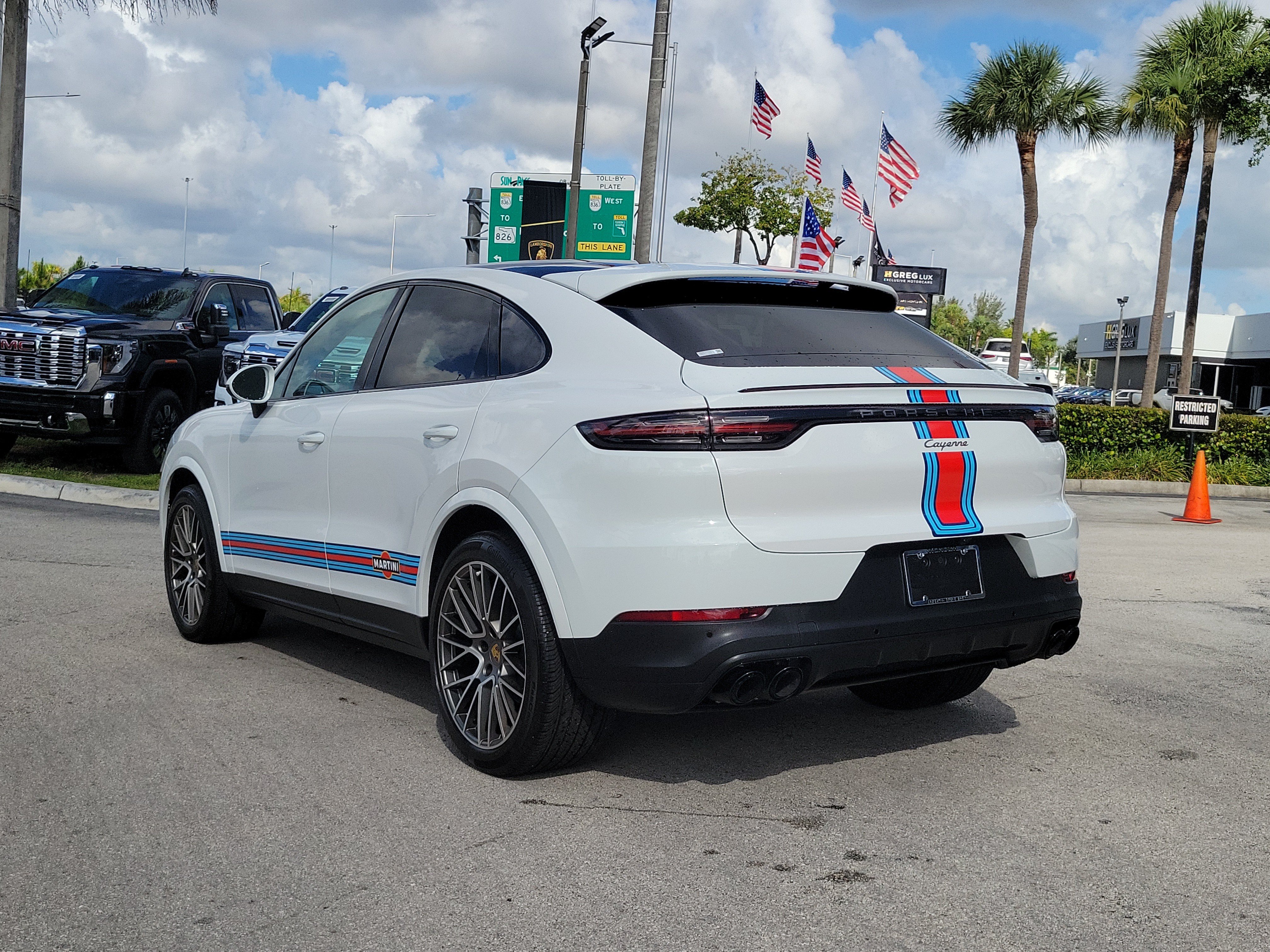 Used 2023 Porsche Cayenne Platinum Edition AWD/4WD image 7