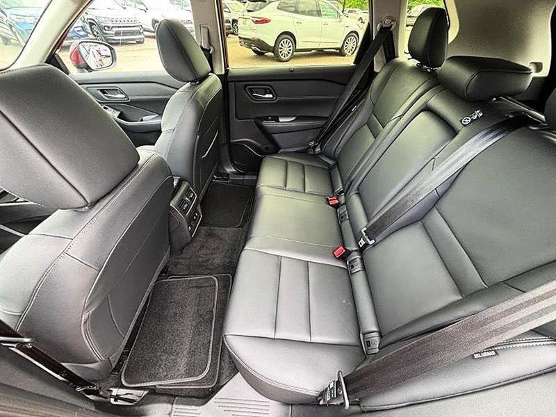 Used 2025 Nissan Rogue SL w/ Tech Package image 35