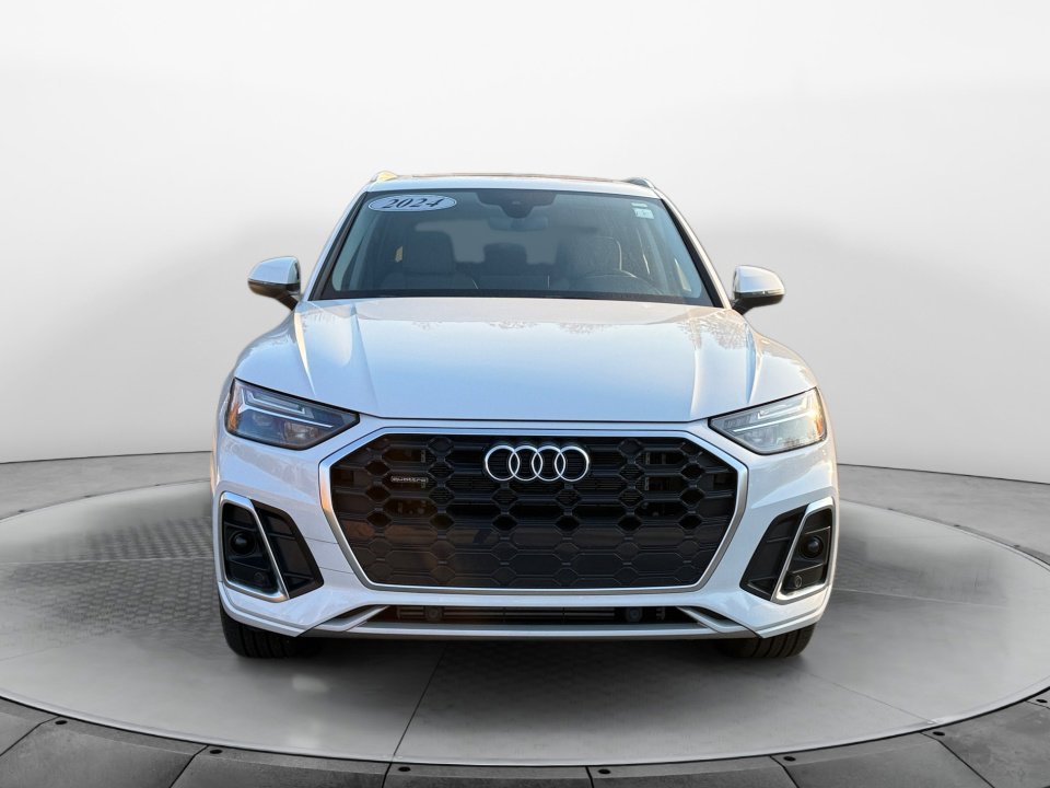 Used 2024 Audi Q5 e Premium w/ Convenience Package image 2