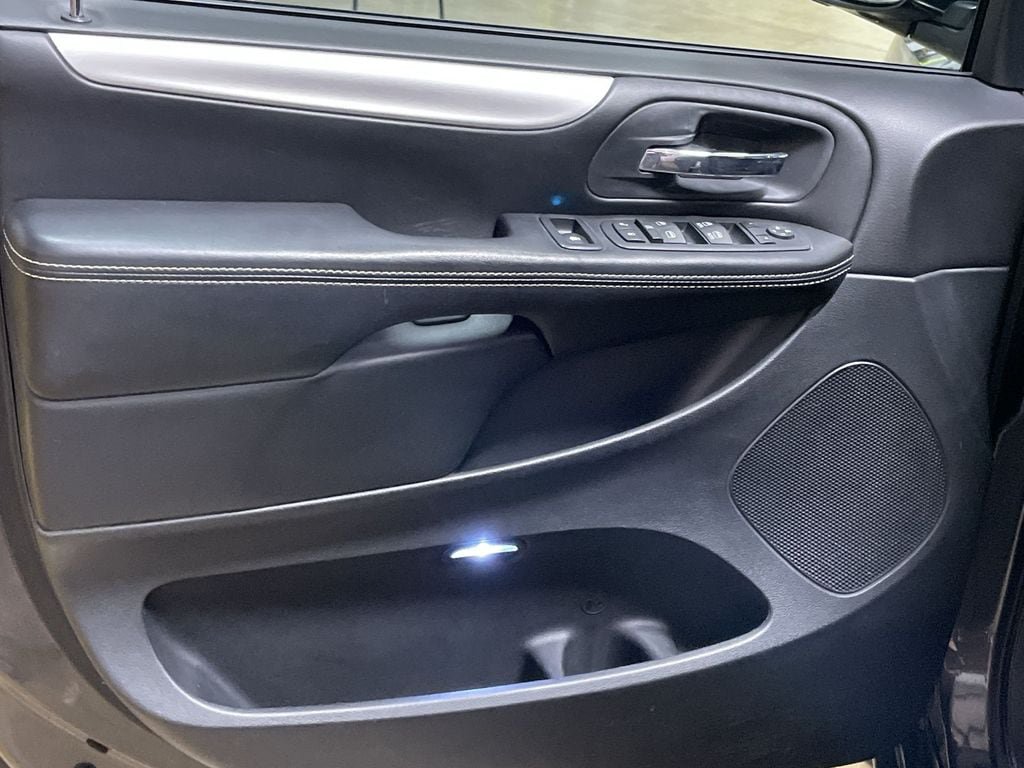 Used 2016 Dodge Grand Caravan SXT FWD image 12