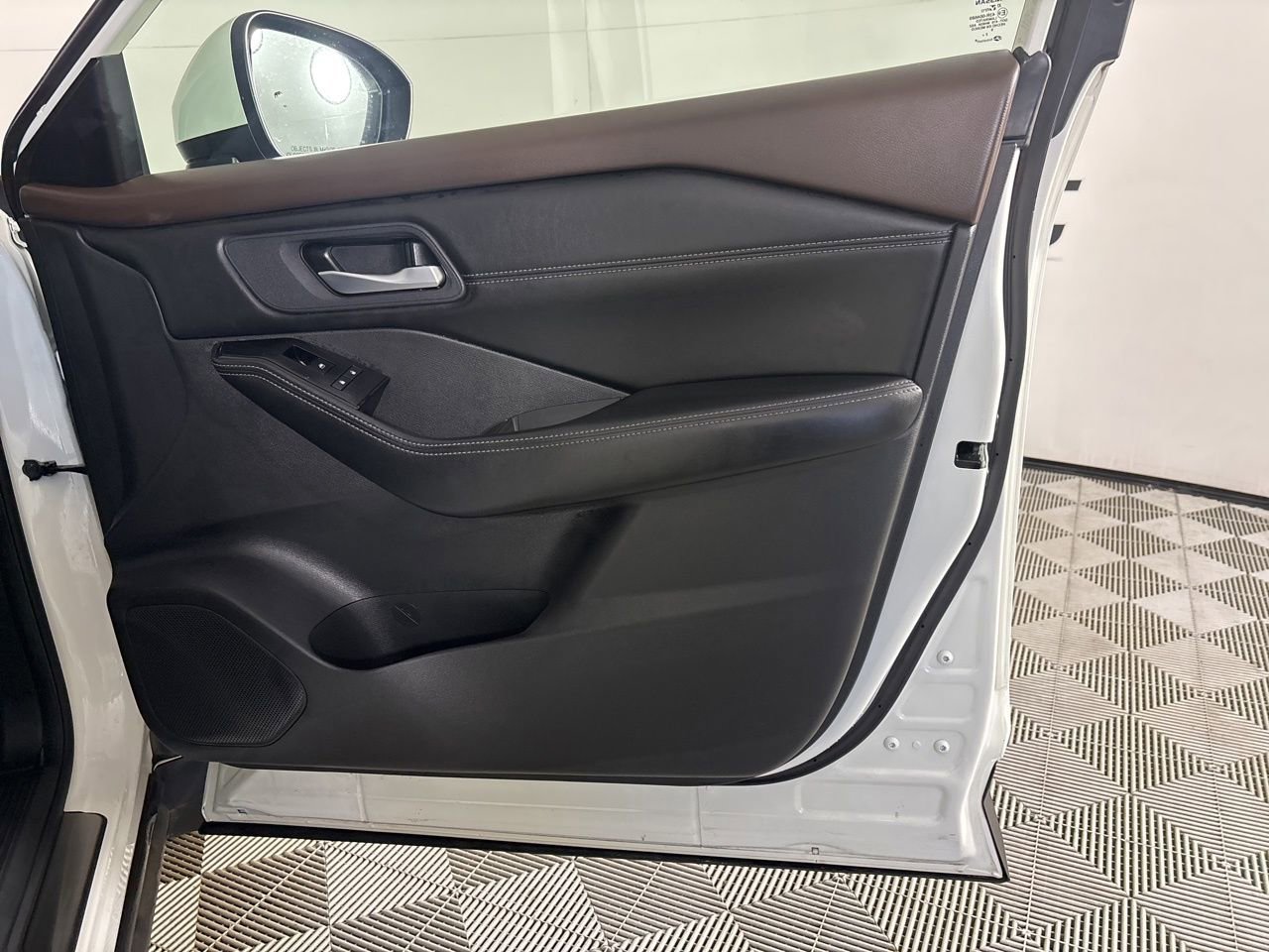 Used 2023 Nissan Rogue SV w/ SV Premium B Package image 29