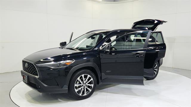 Used 2025 Toyota Corolla Cross XLE image 30