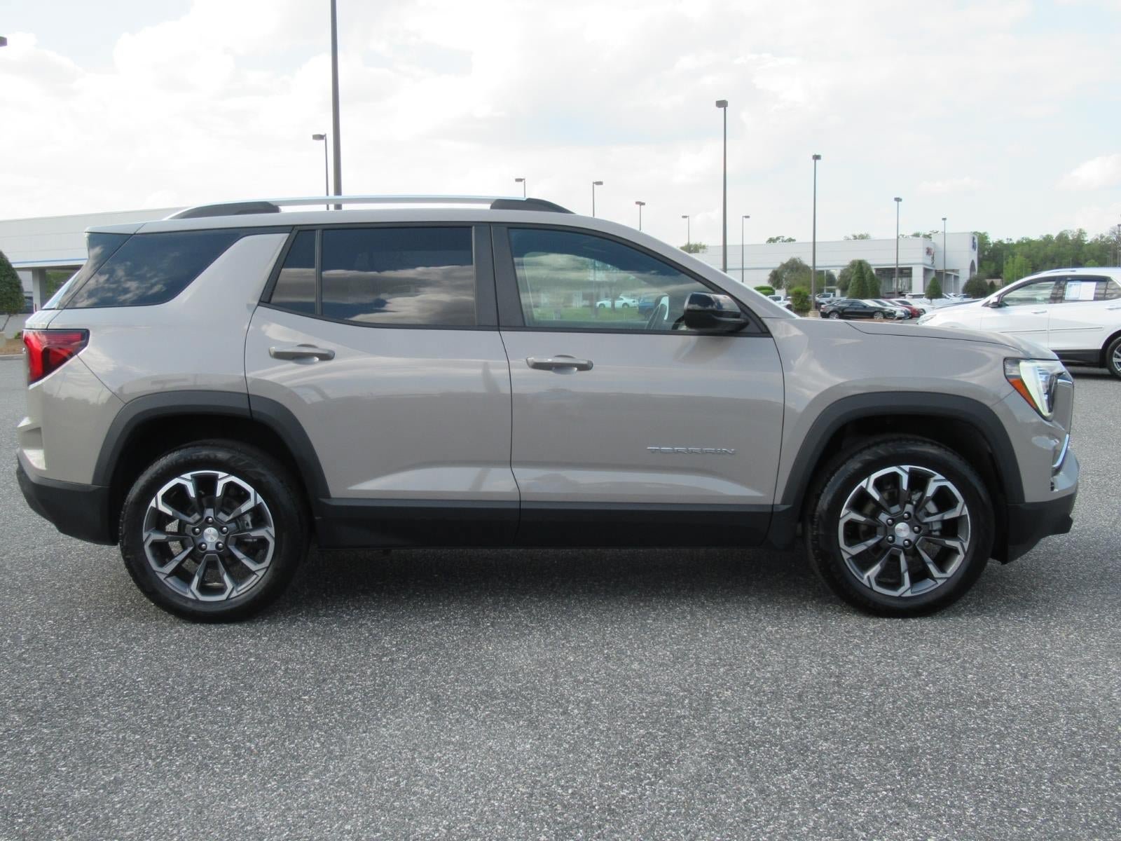 Used 2025 GMC Terrain Elevation w/ Elevation Premium Package AWD/4WD image 2