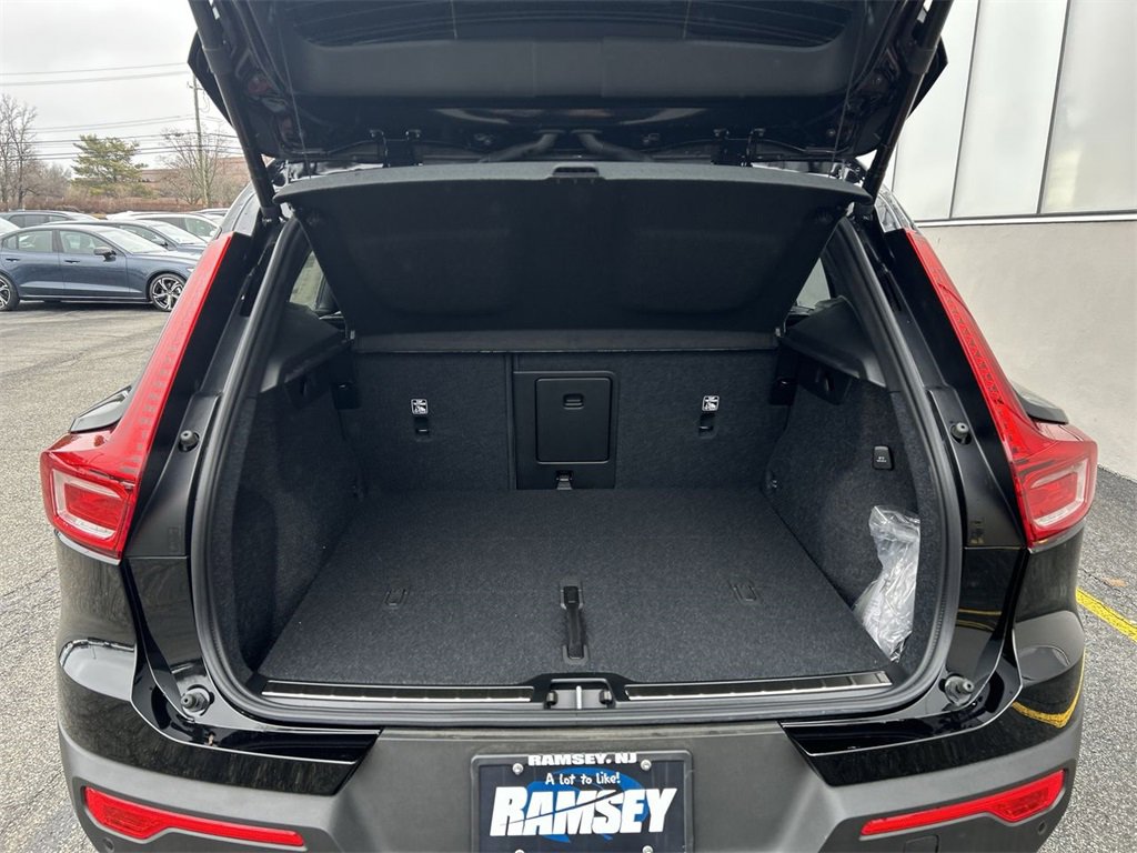 New 2025 Volvo XC40 B5 Ultra w/ Climate Package image 17