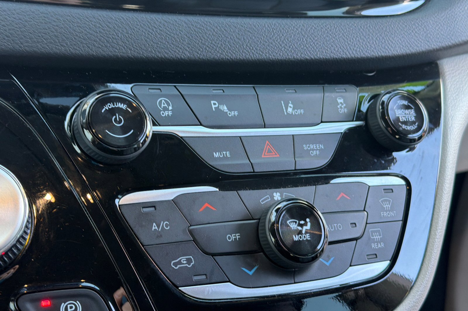 Used 2024 Chrysler Pacifica Touring-L image 20