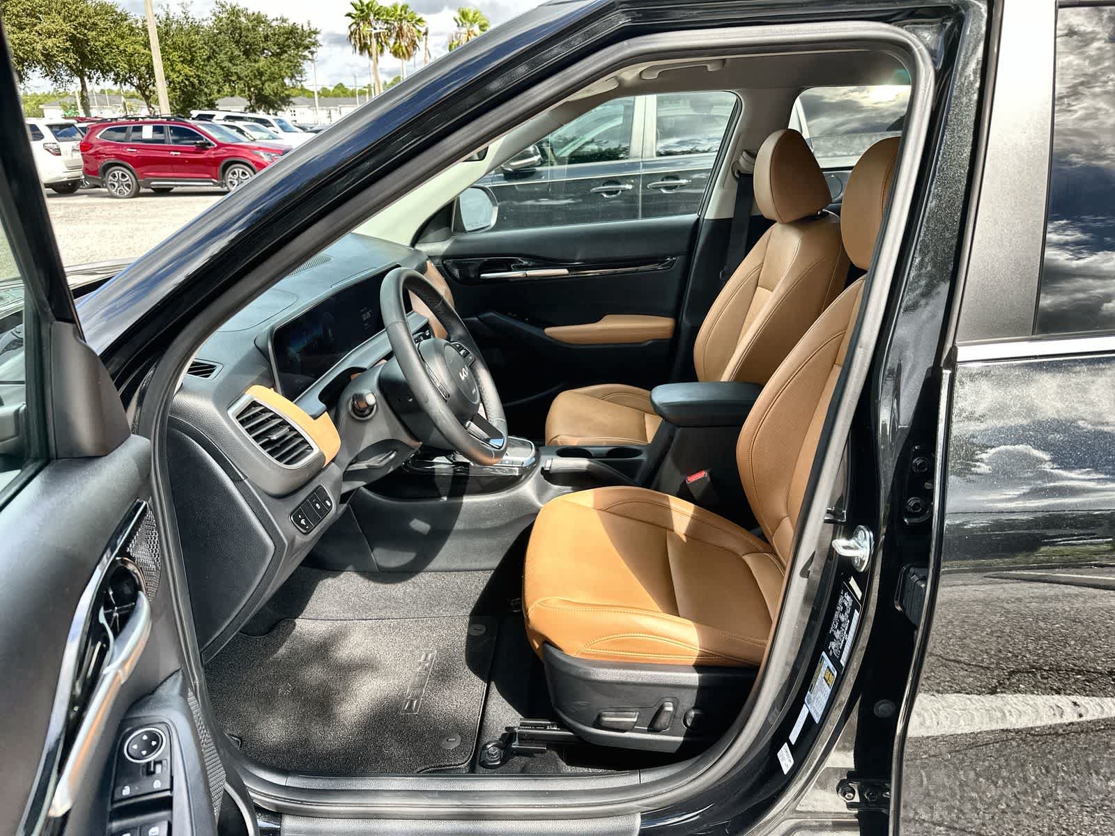 Used 2024 Kia Seltos EX FWD image 2