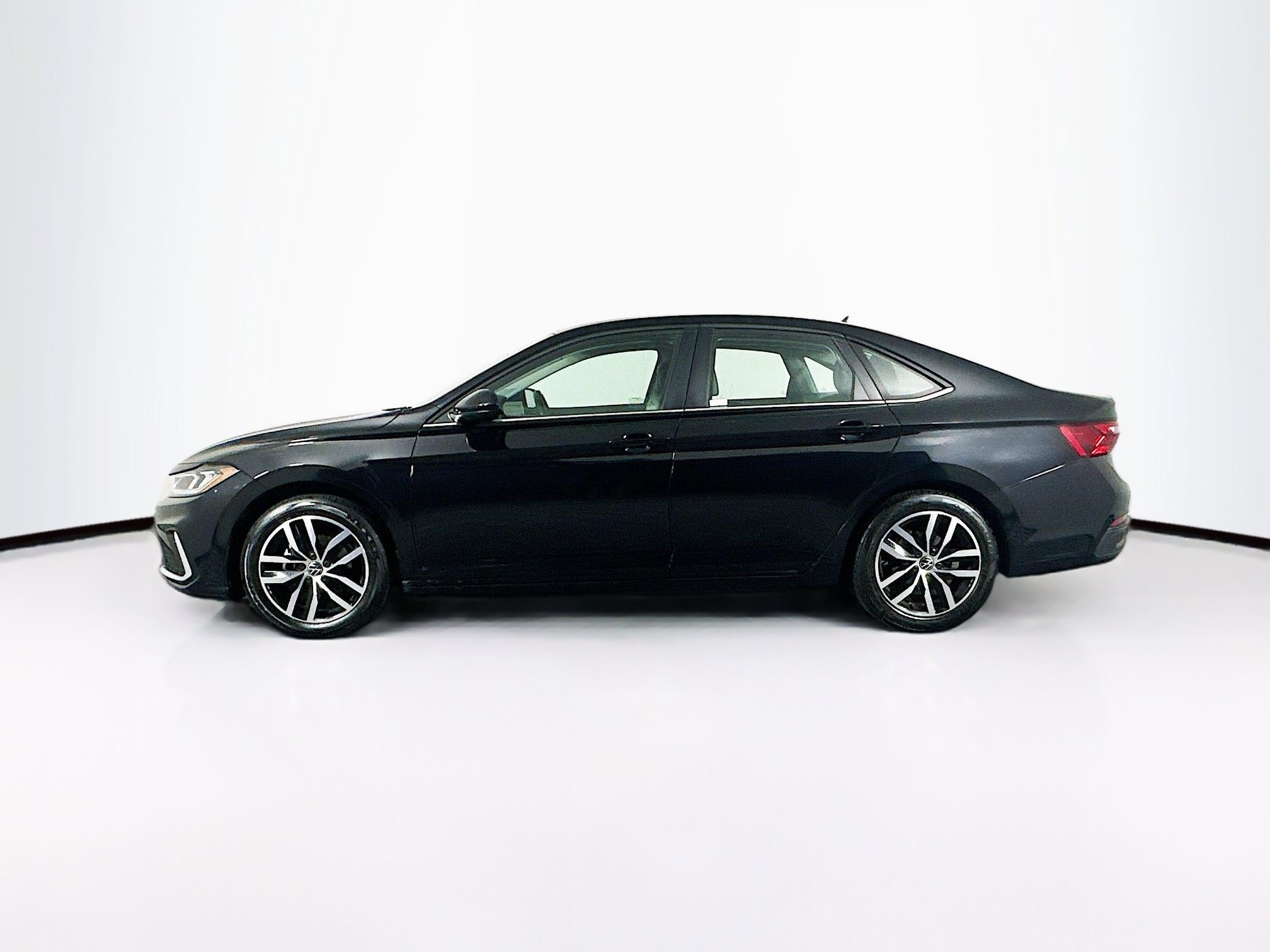 Used 2025 Volkswagen Jetta SE FWD image 4