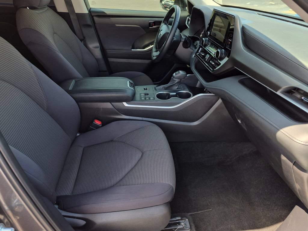 Used 2025 Toyota Highlander LE FWD image 11