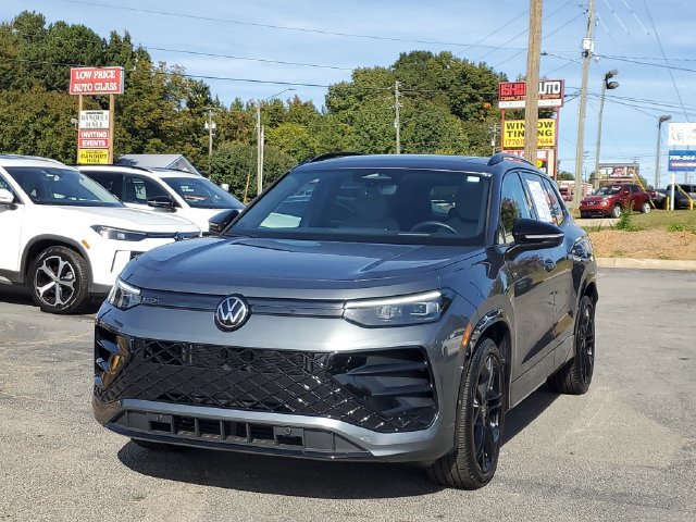 Used 2025 Volkswagen Tiguan SE R-Line FWD image 37