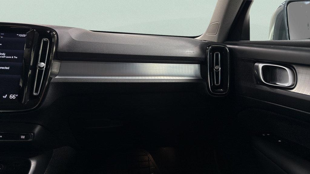 Used 2022 Volvo XC40 T5 Momentum image 19
