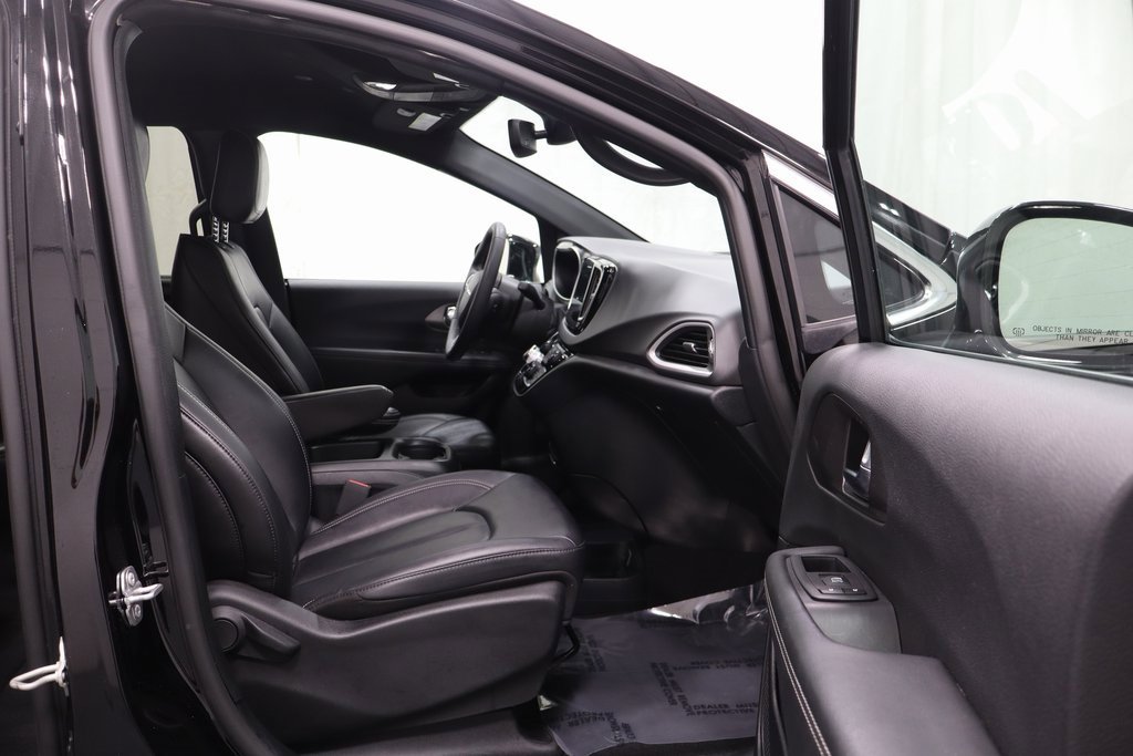 Used 2025 Chrysler Pacifica Select image 15