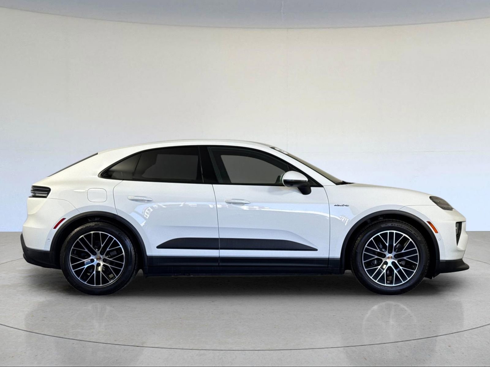 Certified 2025 Porsche Macan Electric image 9