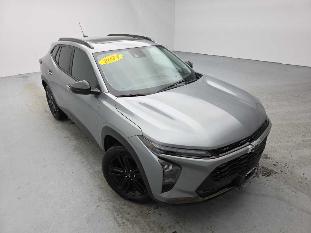 Used 2024 Chevrolet Trax ACTIV w/ Sunroof Package image 2