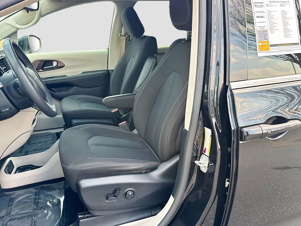 Used 2023 Chrysler Voyager LX image 19