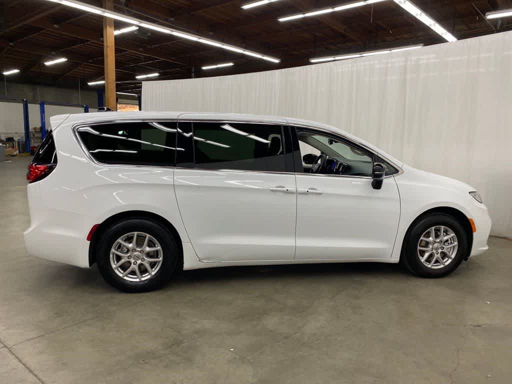 Used 2024 Chrysler Pacifica Touring-L FWD image 7