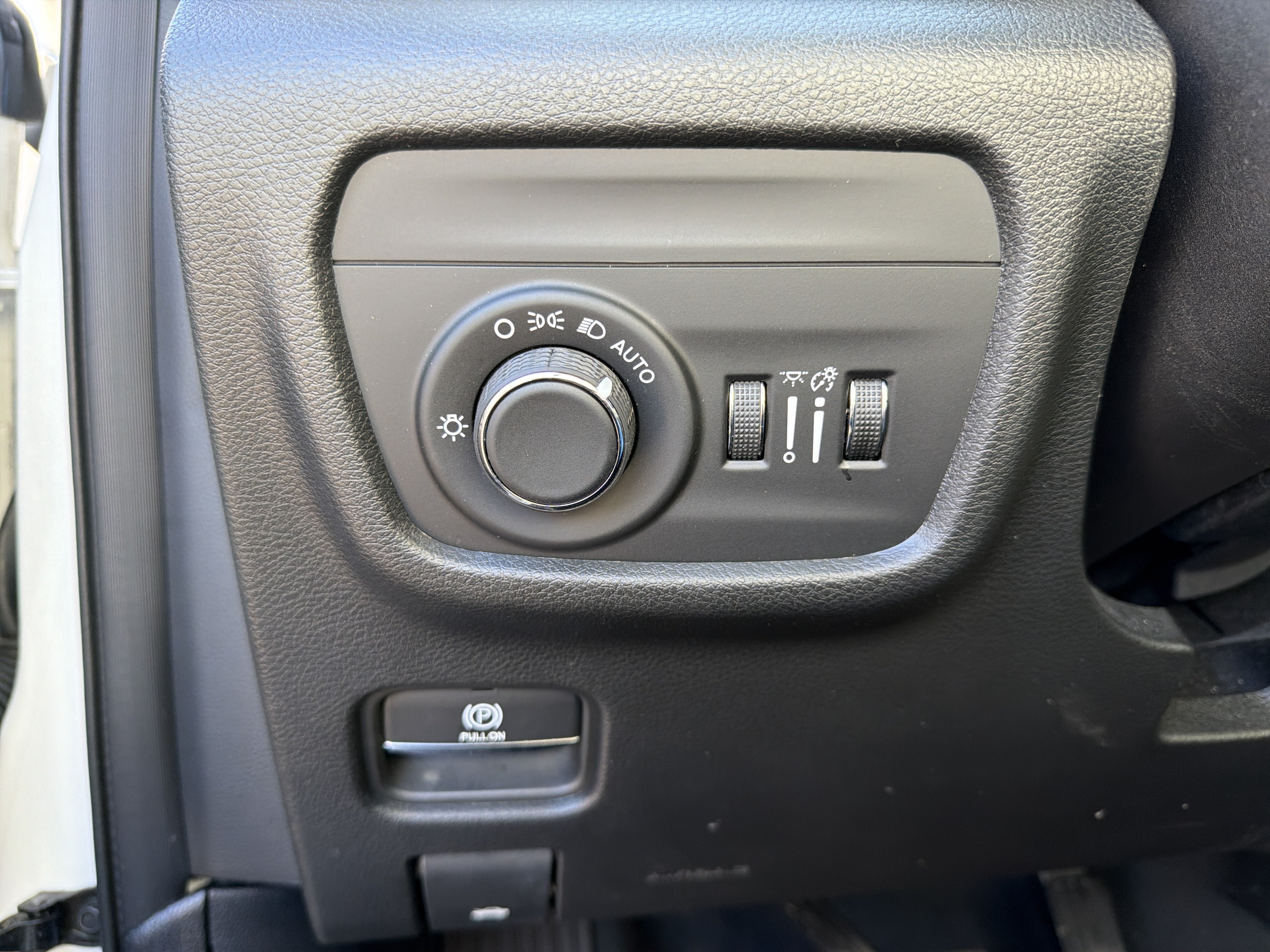 Used 2023 Jeep Grand Cherokee Laredo w/ Luxury Tech Group I AWD/4WD image 16
