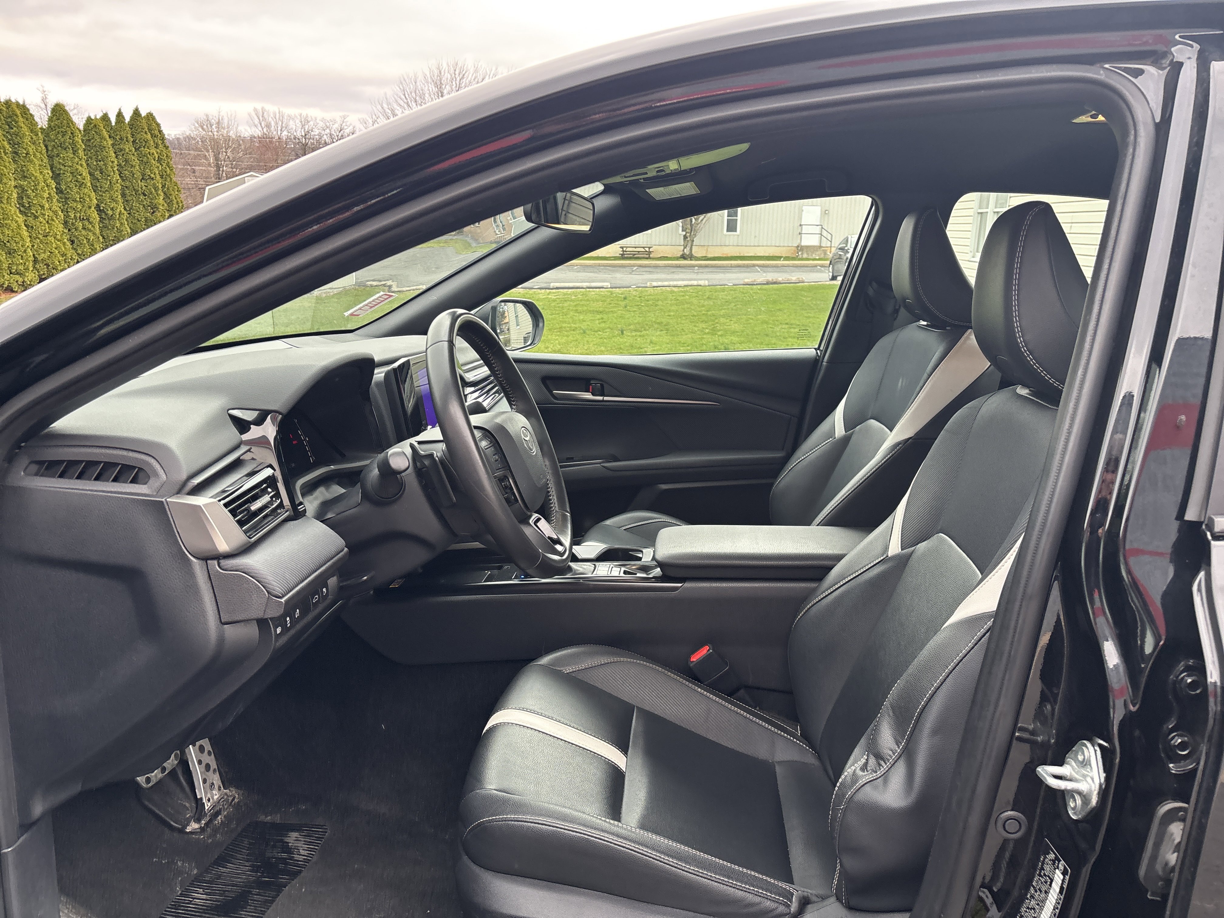 Used 2025 Toyota Camry SE FWD image 13