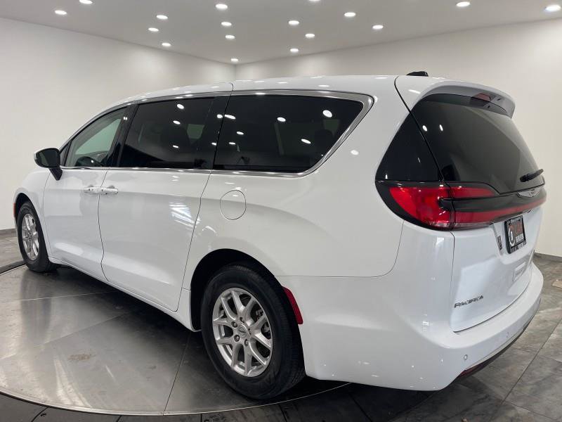 Used 2023 Chrysler Pacifica Touring-L image 5