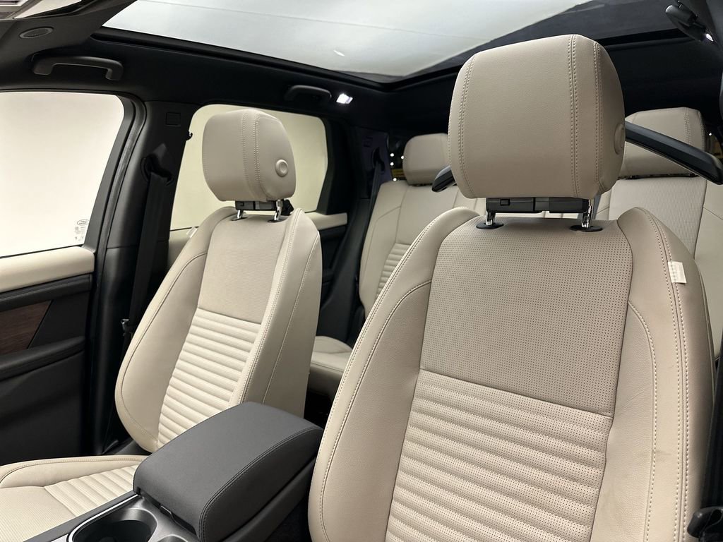 Used 2023 Land Rover Discovery Sport SE image 15