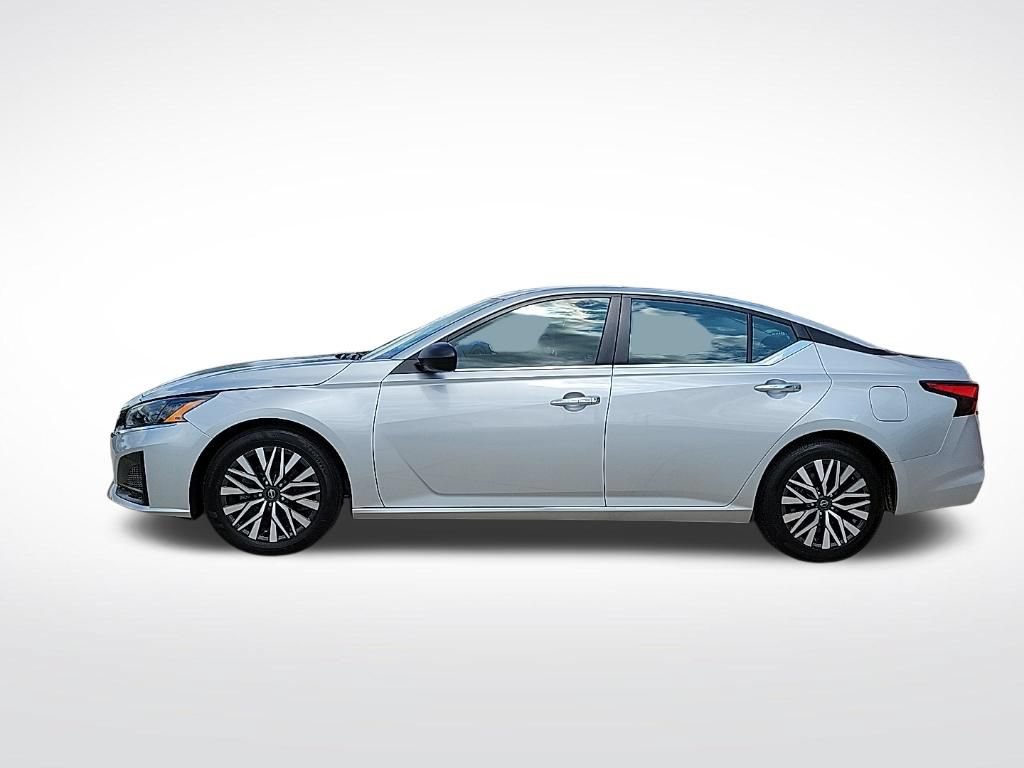 Used 2024 Nissan Altima 2.5 SV FWD image 2