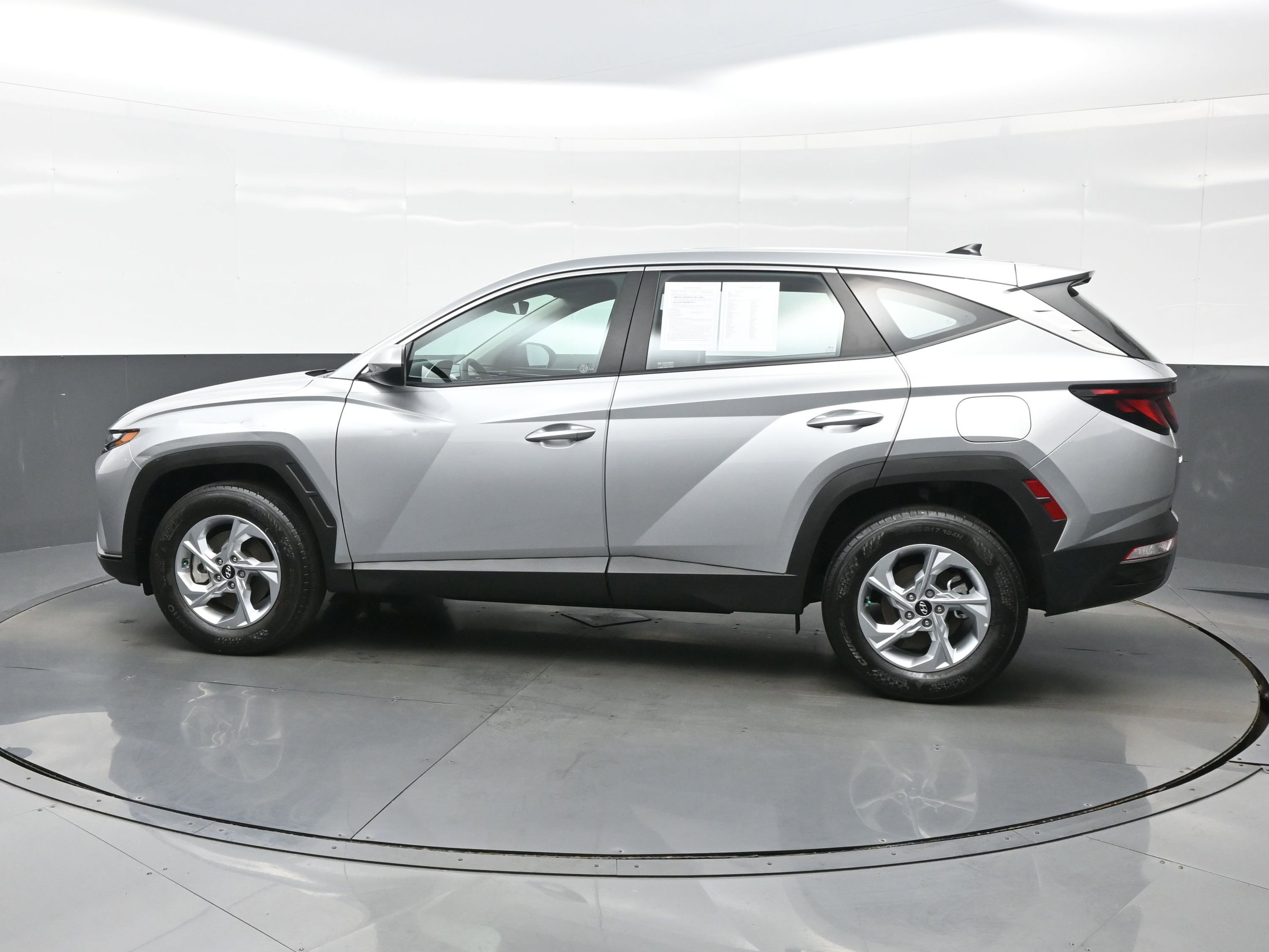 Used 2023 Hyundai Tucson SE AWD/4WD image 3