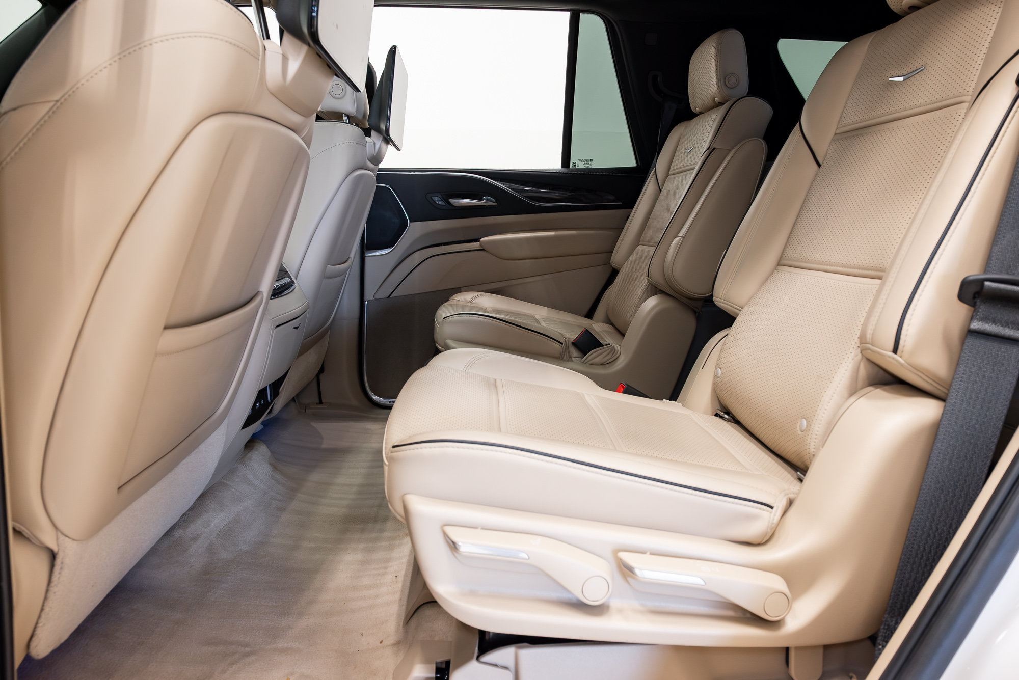Used 2021 Cadillac Escalade Premium Luxury AWD/4WD image 26
