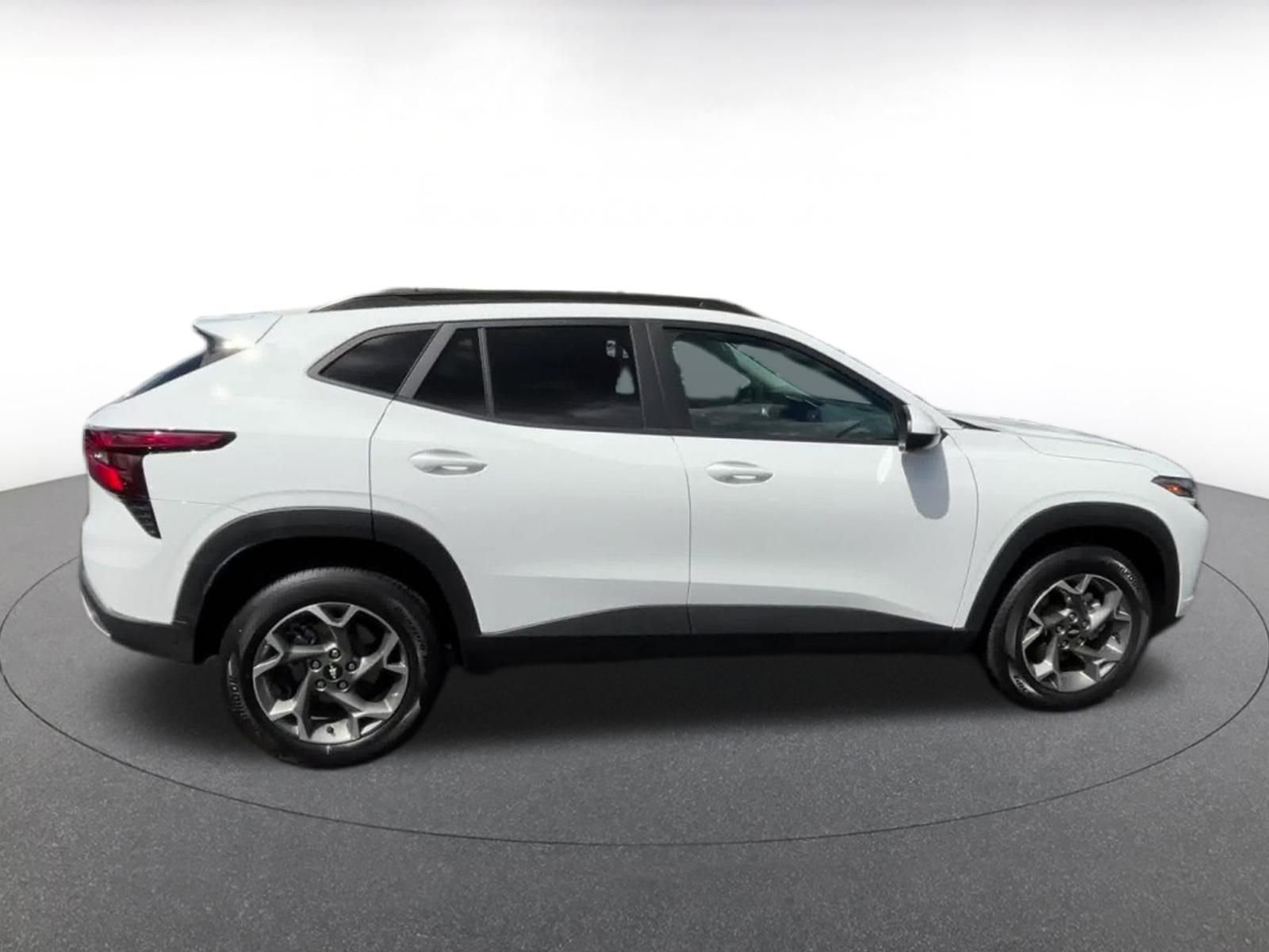 Used 2025 Chevrolet Trax LT FWD image 16