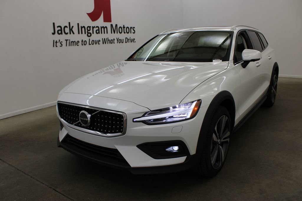 New 2026 Volvo V60 B5 Cross Country Plus w/ Climate Package AWD/4WD image 2