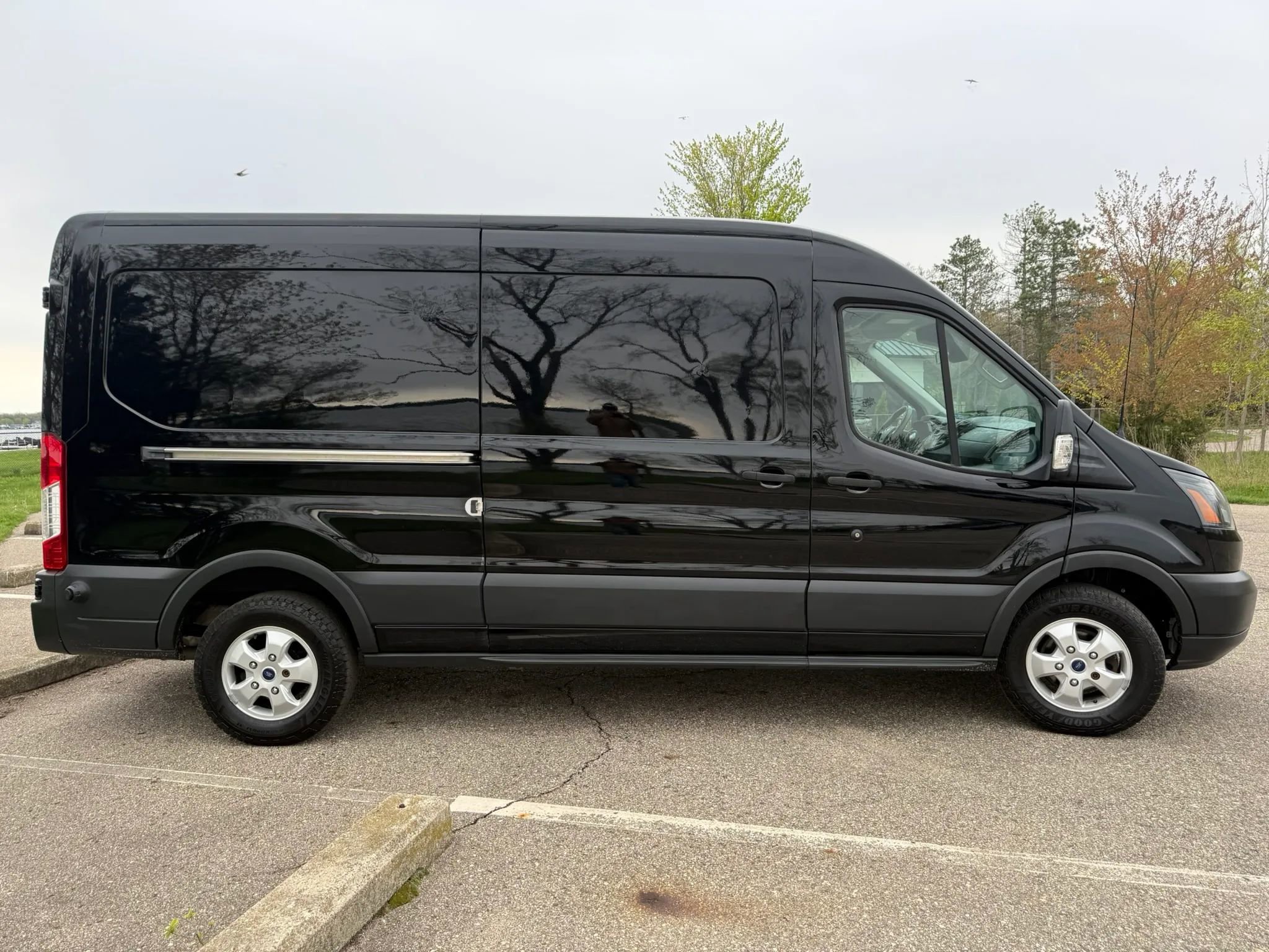 Used 2017 Ford Transit 250 148 Medium Roof RWD image 4