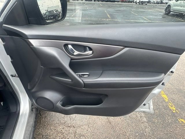Used 2015 Nissan Rogue SV AWD/4WD image 16