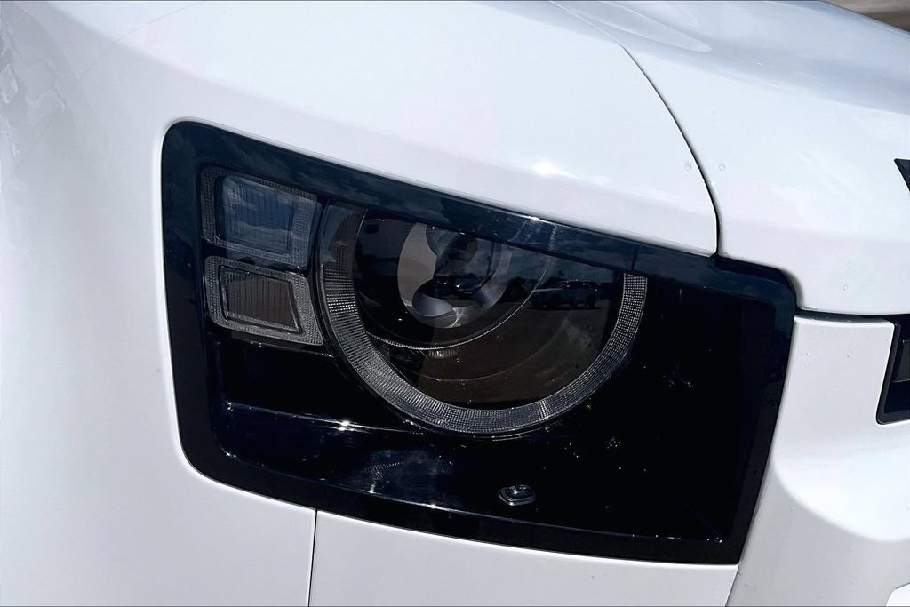 Certified 2025 Land Rover Defender 130 X-Dynamic SE AWD/4WD image 30
