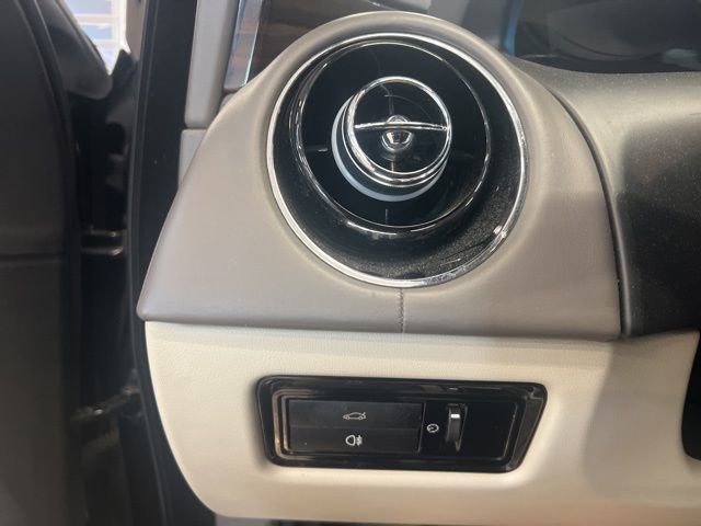 Used 2012 Jaguar XJ L image 12