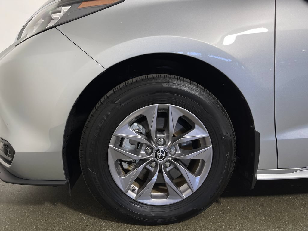Used 2025 Toyota Sienna LE w/ LE Plus Package FWD image 11