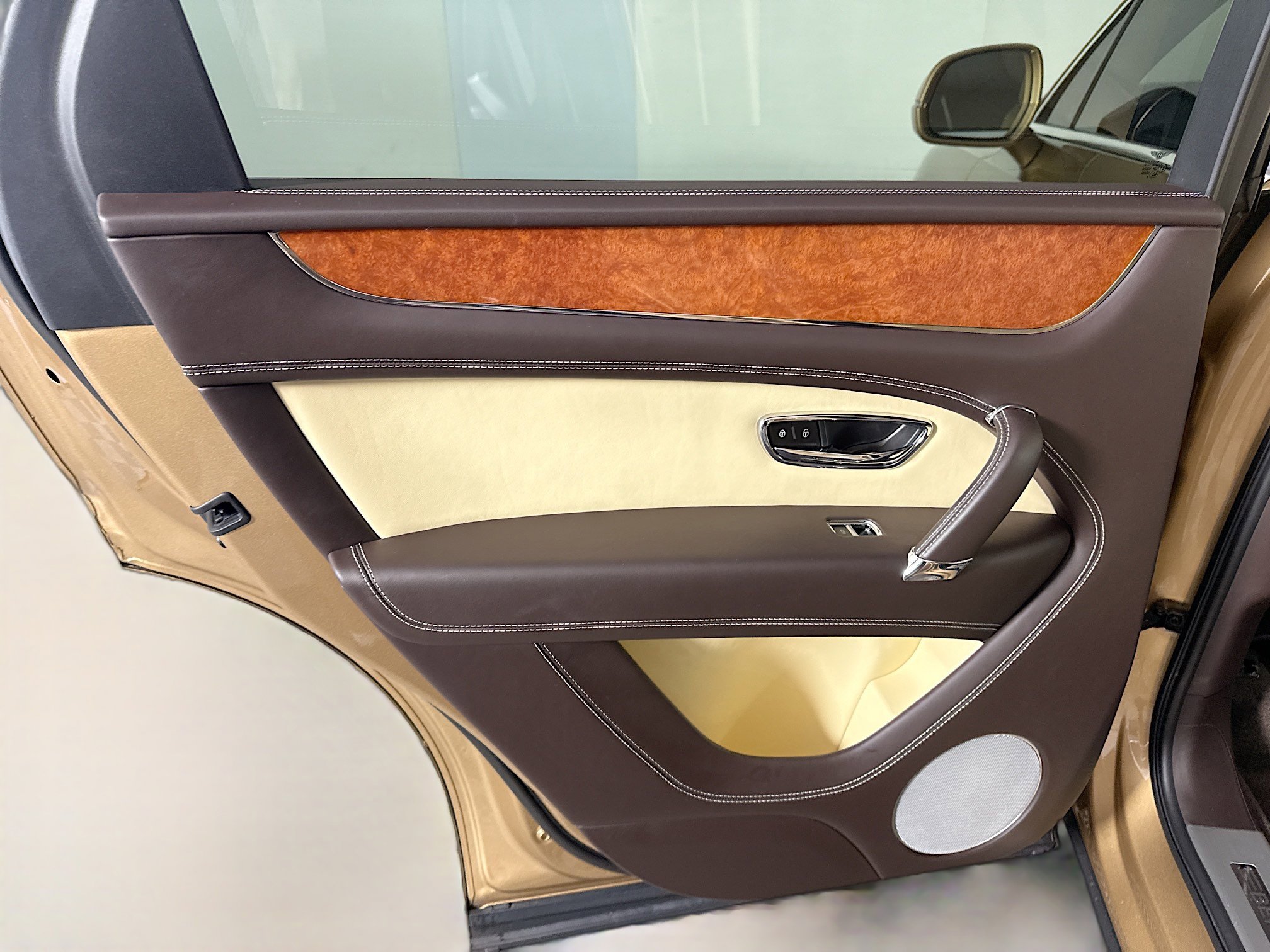 Used 2019 Bentley Bentayga image 26