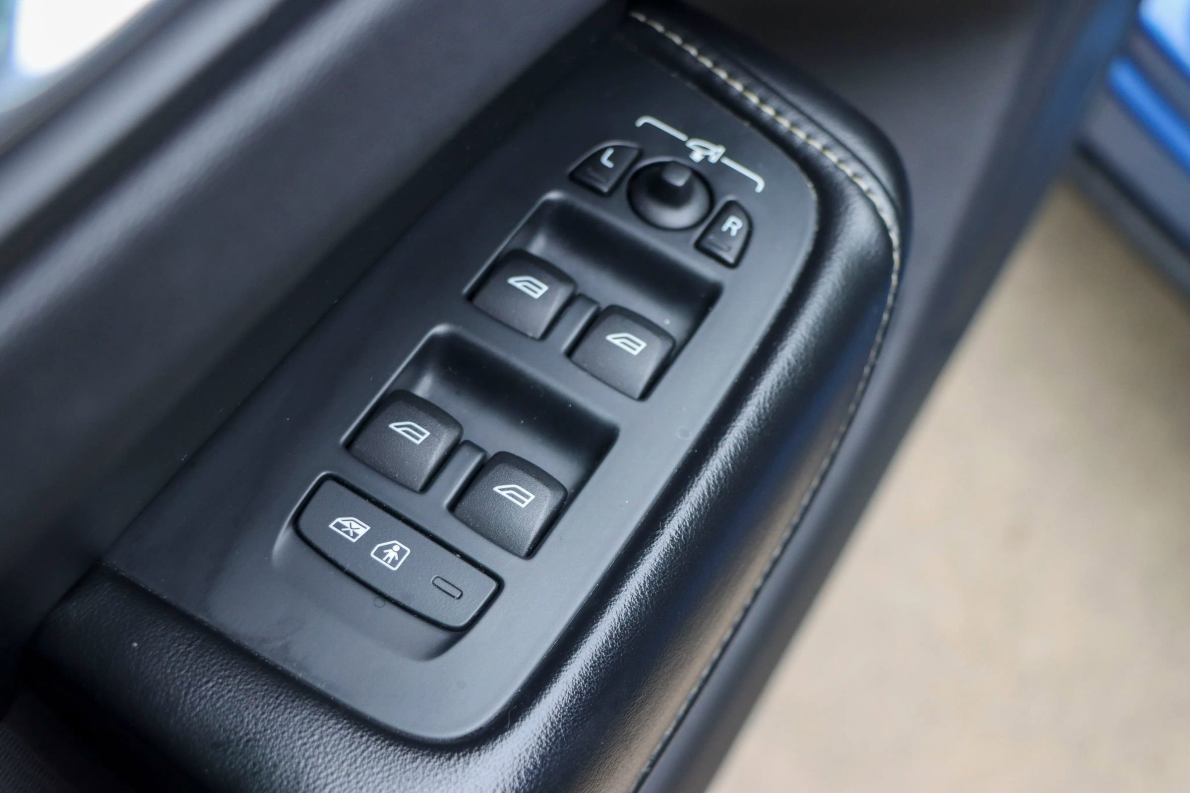 Used 2018 Volvo XC60 T6 R-Design w/ Convenience Package image 14