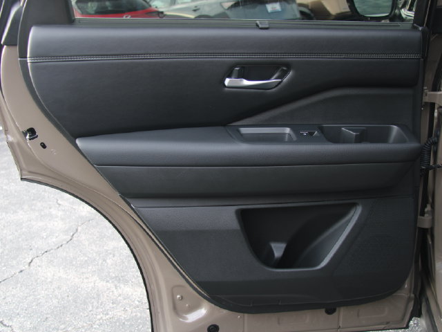 Certified 2025 Nissan Pathfinder Platinum AWD/4WD image 25