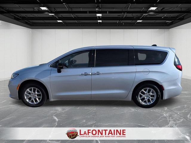 Used 2024 Chrysler Pacifica Touring-L FWD image 2