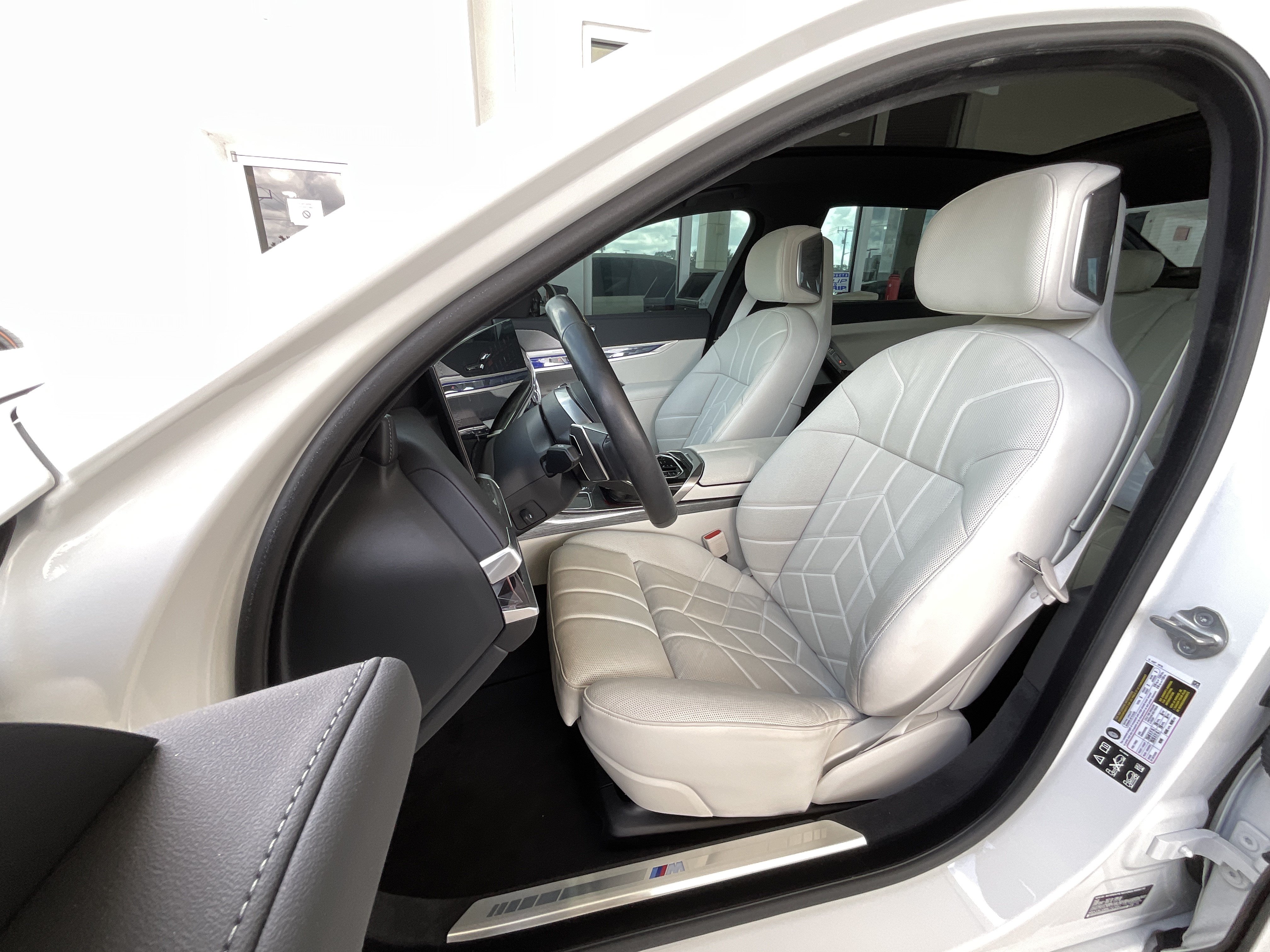 Certified 2024 BMW 760i xDrive w/ Premium Package 2 AWD/4WD image 11