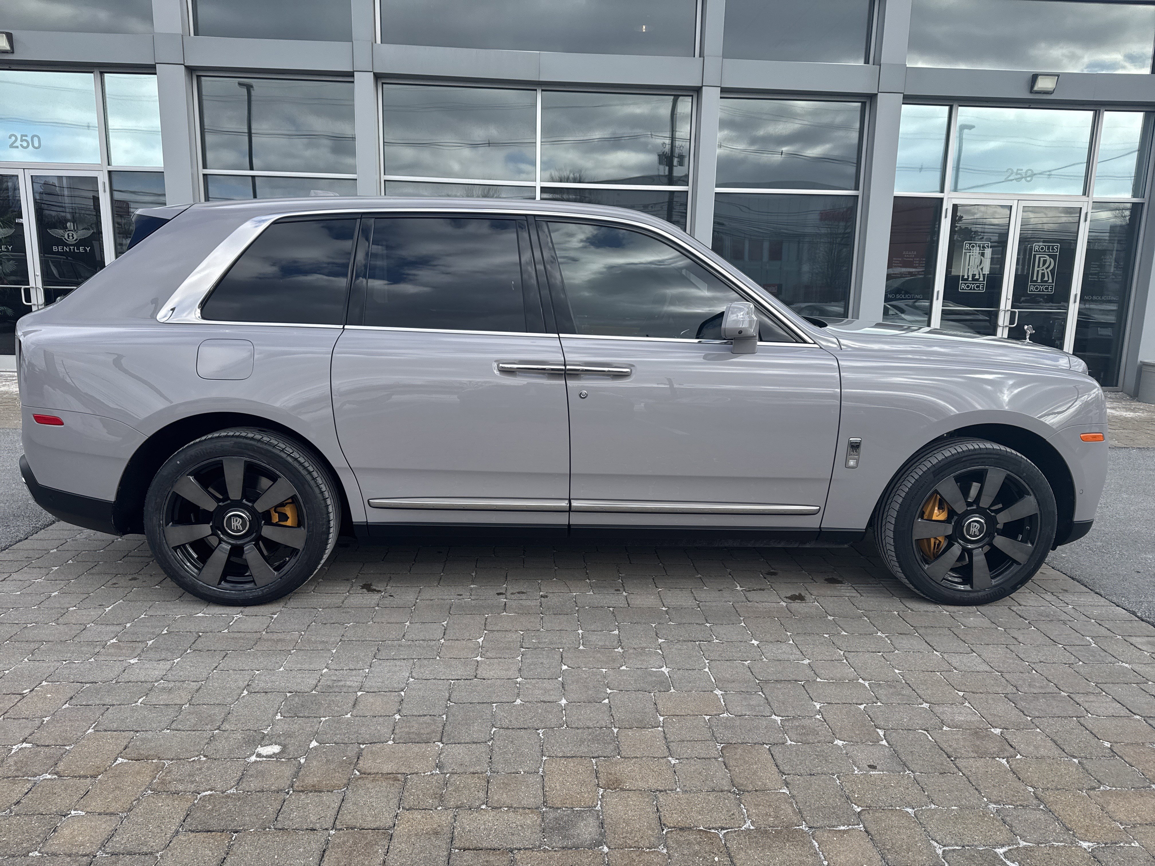 Used 2024 Rolls-Royce Cullinan w/ Interior Detailing Package image 10