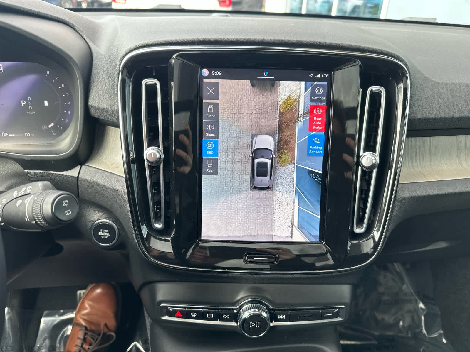 Used 2023 Volvo XC40 B5 Plus w/ Protection Package Premier image 14