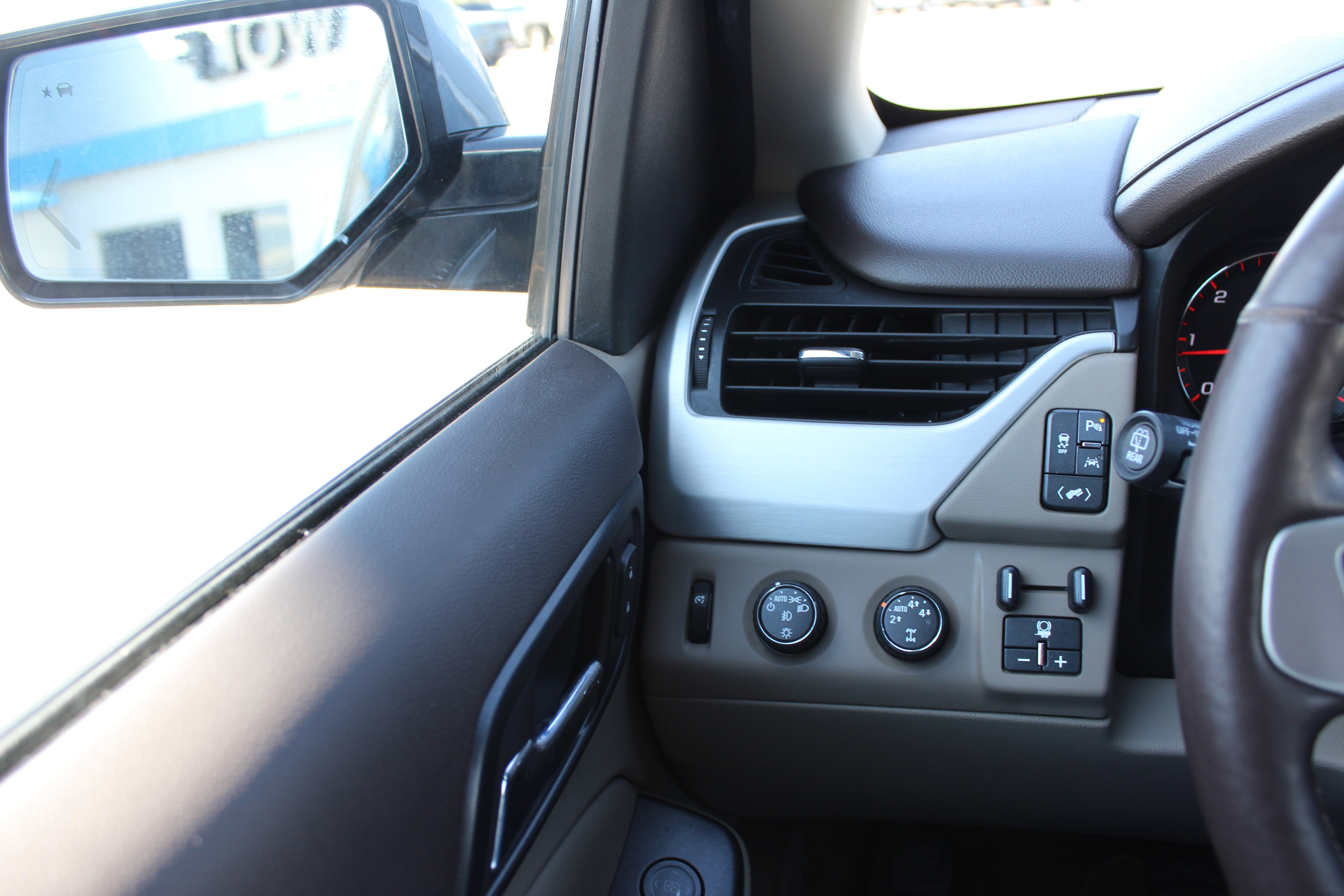 Used 2016 GMC Yukon XL SLT w/ Open Road Package AWD/4WD image 9