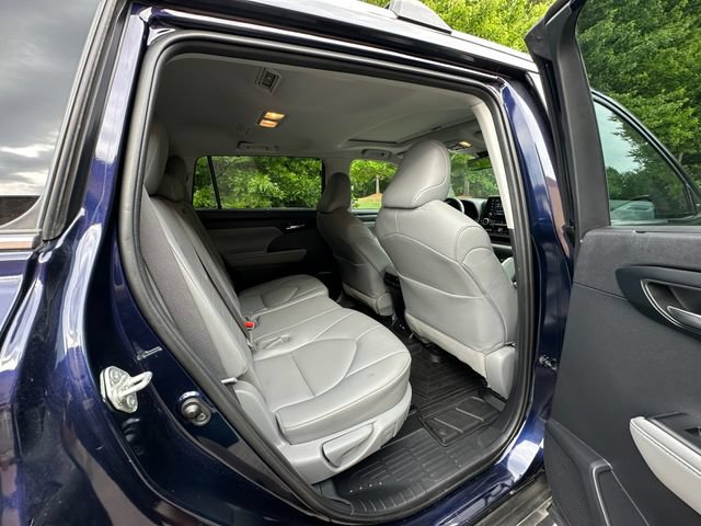 Used 2020 Toyota Highlander XLE FWD image 17