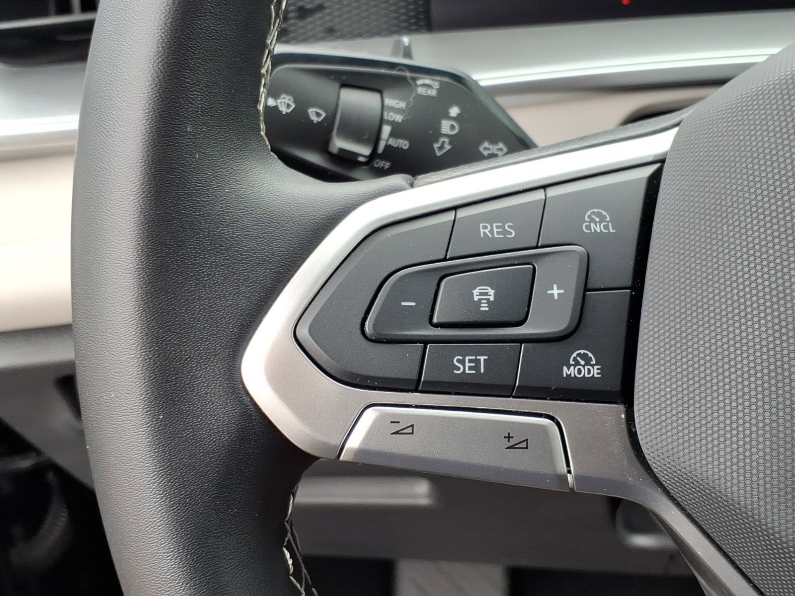 Certified 2025 Volkswagen Tiguan SE AWD/4WD image 30