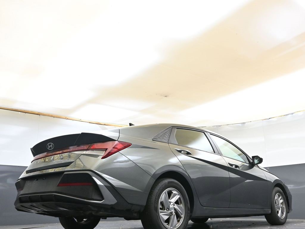 Certified 2025 Hyundai Elantra SE image 41