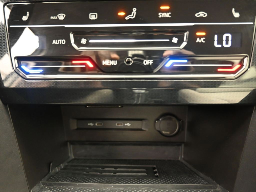 Used 2025 Volkswagen Taos SE image 13