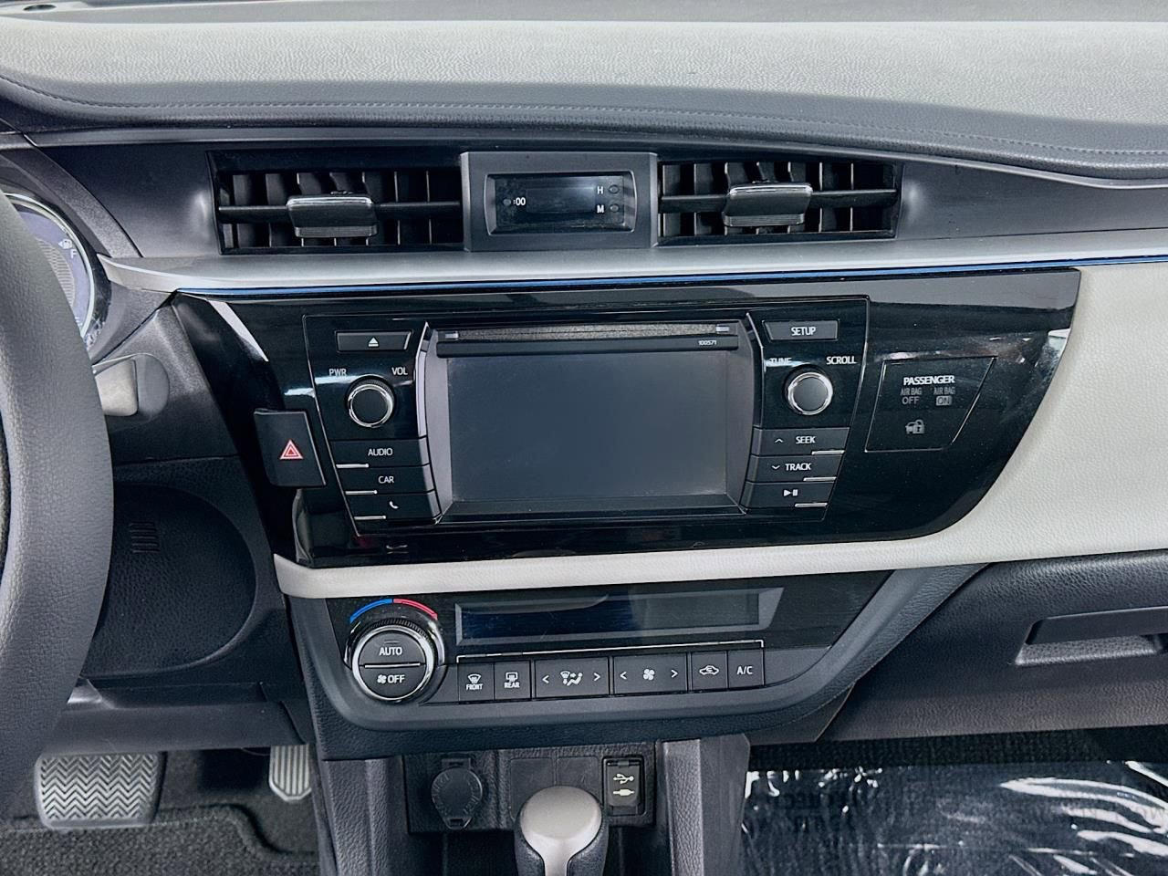 Used 2016 Toyota Corolla LE image 32