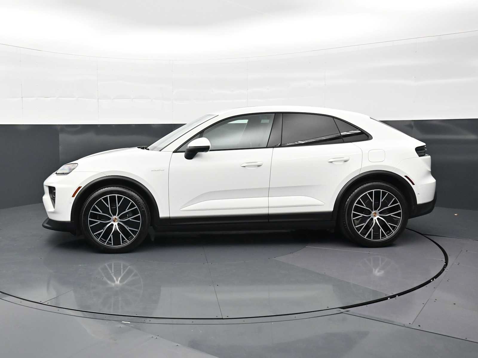 Certified 2025 Porsche Macan Electric RWD image 2