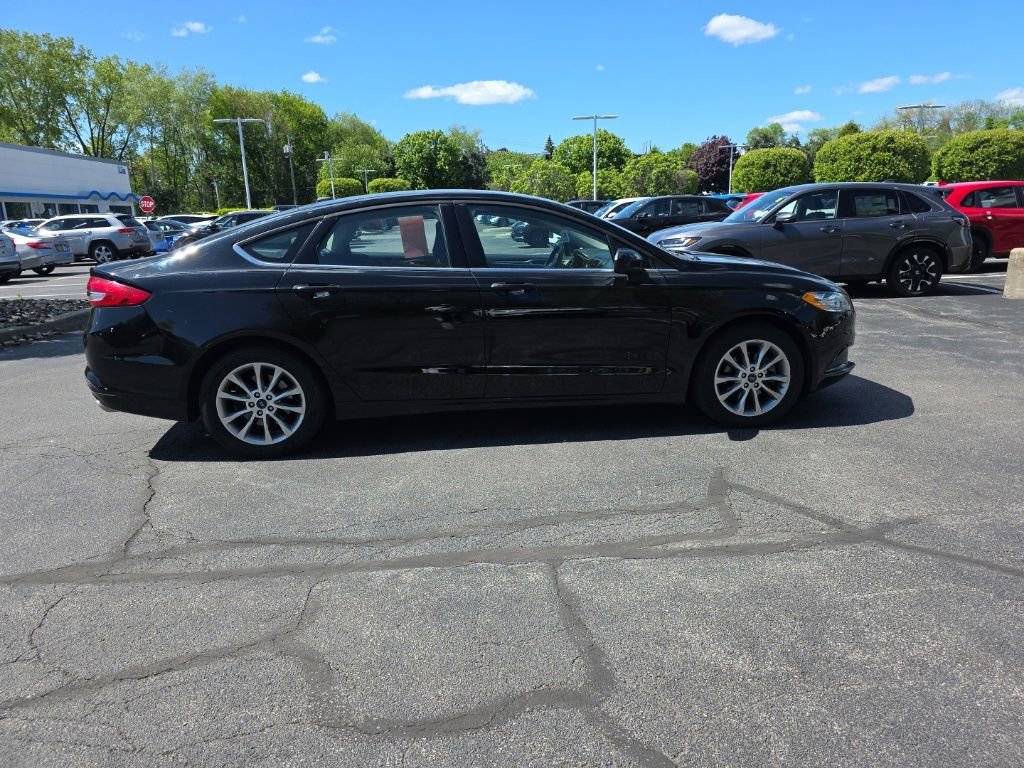 Used 2017 Ford Fusion SE w/ Fusion SE Technology Package FWD image 9