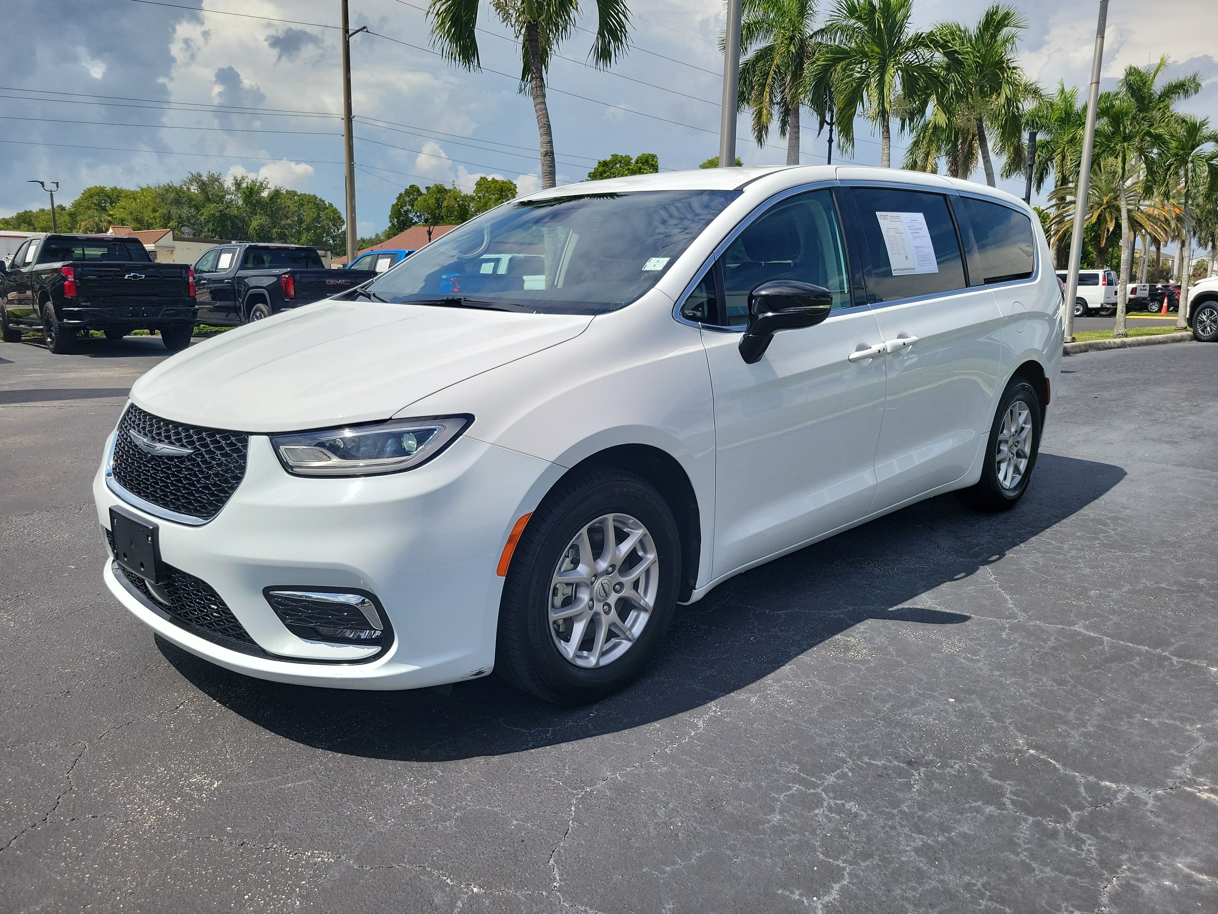 Used 2024 Chrysler Pacifica Touring-L FWD image 2